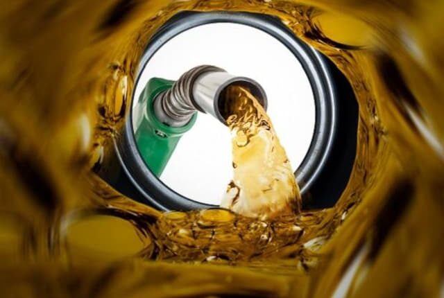 Oil falls as China demand concerns fuel recession fears