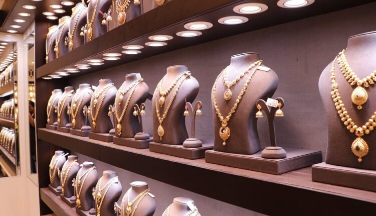 Kalyan Jewellers climbs over 5% on Q2 business update Read more at: https://economictimes.indiatimes.com/markets/stocks/news/kalyan-jewellers-climbs-over-5-on-q2-business-update/articleshow/94701847.cms?utm_source=contentofinterest&utm_medium=text&utm_campaign=cppst